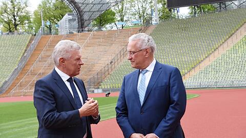 Zwei, die um die Olympia-Planung ringen: OB Dieter Reiter (l.) und Innenminister Joachim Herrmann bei einem Fototermin 2022 im Olympiastadion.