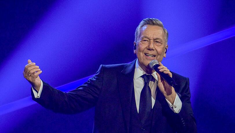 So kennen, so lieben die Fans ihren Roland Kaiser: Live auf der B&uuml;hne. Kaiser ist seit &uuml;ber 50 Jahren im Gesch&auml;ft.