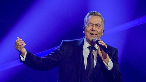 So kennen, so lieben die Fans ihren Roland Kaiser: Live auf der B&uuml;hne. Kaiser ist seit &uuml;ber 50 Jahren im Gesch&auml;ft.