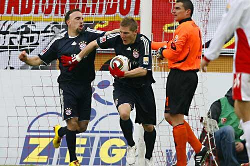 Torschütze Bastian Schweinsteiger treibt seine Kollegen nach vorn