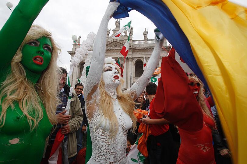 Wilder Protest in Rom: Die Aktionsgruppe Femen ist wieder mal angerückt, und kämpft für mehr Frauenrechte. Wieder halbnackt.