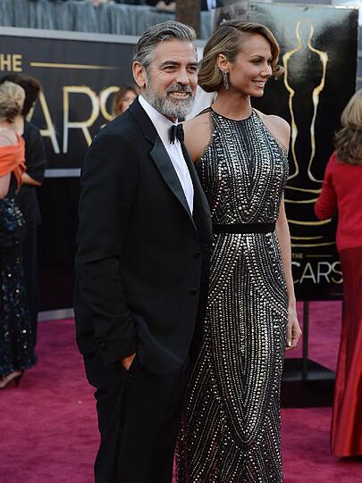George Clooney (L) trägt den klassischen Smoking mit Fliege und Freundin Stacy Keibler mit viel Glitzer.