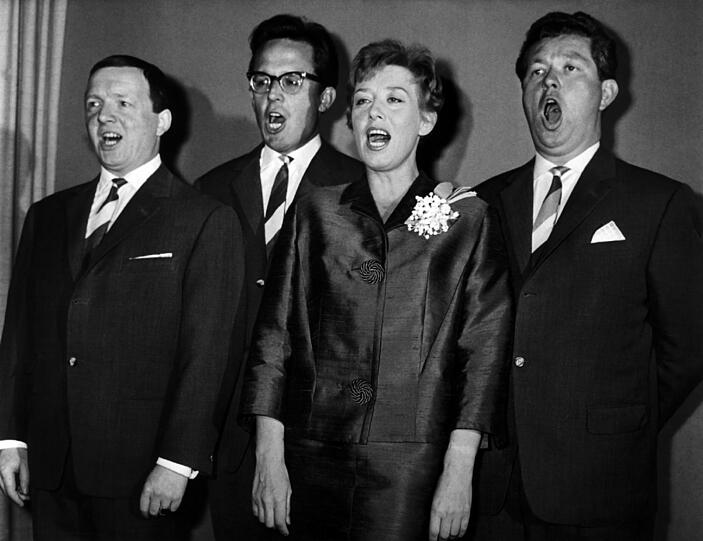 Das Programm der Münchner Lach- und Schiessgesellschaft von 1961. Hildbrandt spielte bei "Wählt den, der lügt" mit. (L-r): Hans J. Diedrich, Dieter Hildebrandt, Ursula Noack und Klaus Havenstein.