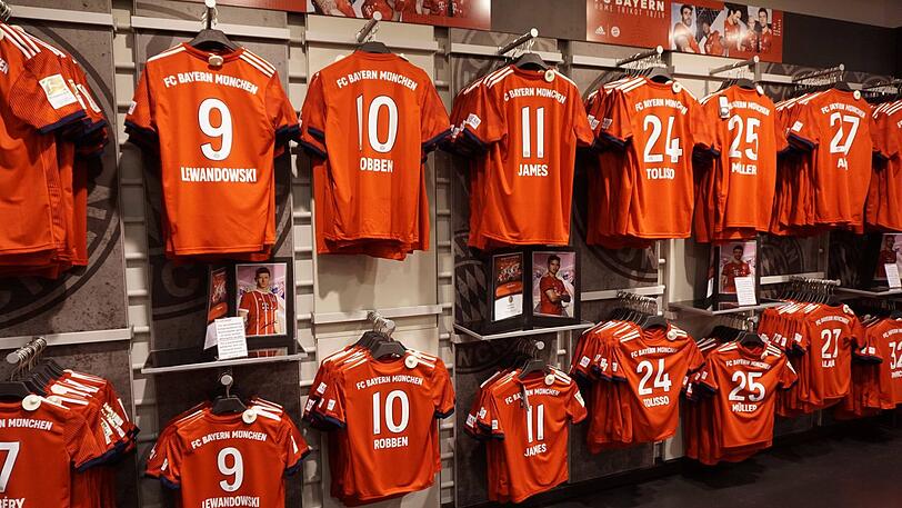 Fans müssen für Original-Trikots des FC Bayern viel Geld in die Hand nehmen.