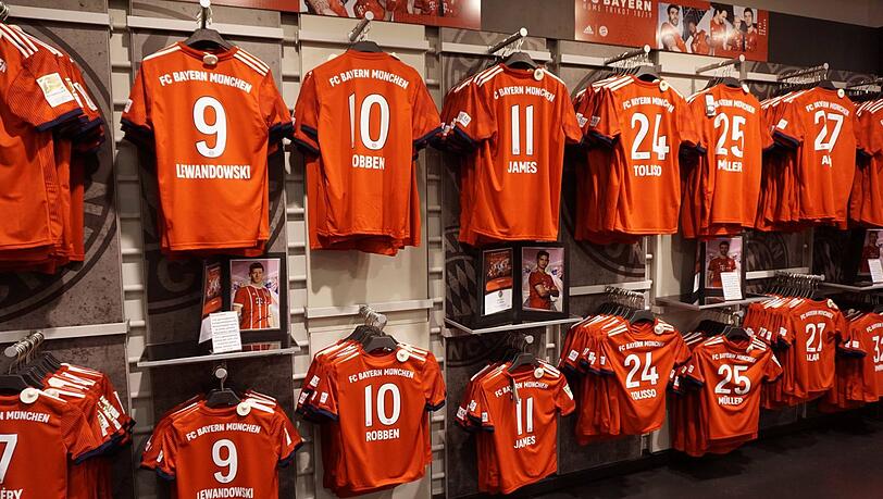 Fans müssen für Original-Trikots des FC Bayern viel Geld in die Hand nehmen. Fans müssen für Original-Trikots des FC Bayern viel Geld in die Hand nehmen.