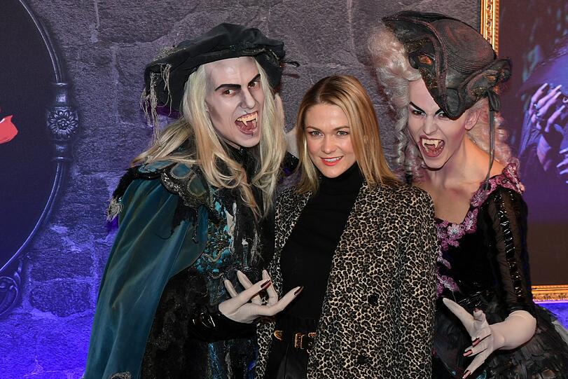 Linda Hesse mit zwei Vampiren