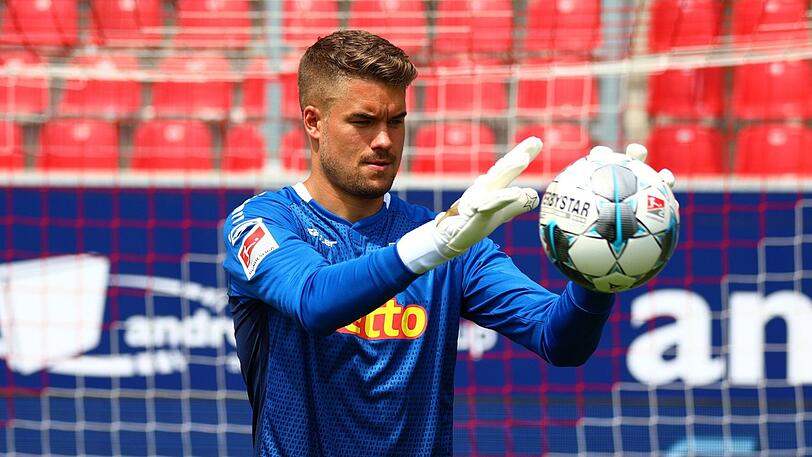 Hat das Herz von Jessica Paszka erobert: SSV Jahn-Regensburg-Keeper Alexander Meyer.