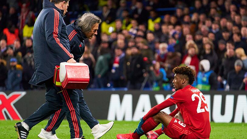 Wieder Kingsley Coman: Bayern-Mannschaftsarzt Dr. Hans-Wilhelm Müller-Wohlfahrt eilt herbei.
