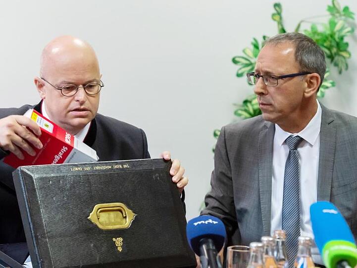 Zur Gegenwehr entschlossen: Der AfD-Landesvorsitzende Jörg Urban (r.) und Anwalt Michael Elicker bei der Pressekonferenz der AfD Sachsen.