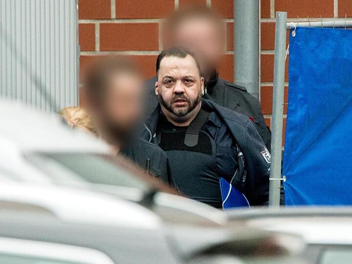 Der wegen vielfachen Mordes angeklagte Niels Högel wird von Justizbeamten zum Gefangenentransporter geführt.
