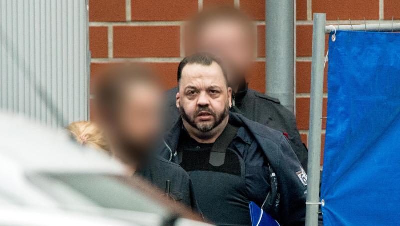 Der wegen vielfachen Mordes angeklagte Niels Högel wird von Justizbeamten zum Gefangenentransporter geführt. Der wegen vielfachen Mordes angeklagte Niels Högel wird von Justizbeamten zum Gefangenentransporter geführt.