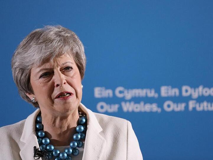 Nach der Wahlschlappe werden in der Konservativen Partei die Rufe nach einem schnellen Rücktritt von Premierministerin May lauter.