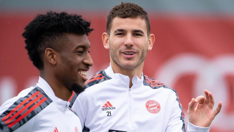Lucas Hernández (r) joggte am Tag nach seinem Gerichtstermin bester Laune über den Trainingsrasen.
