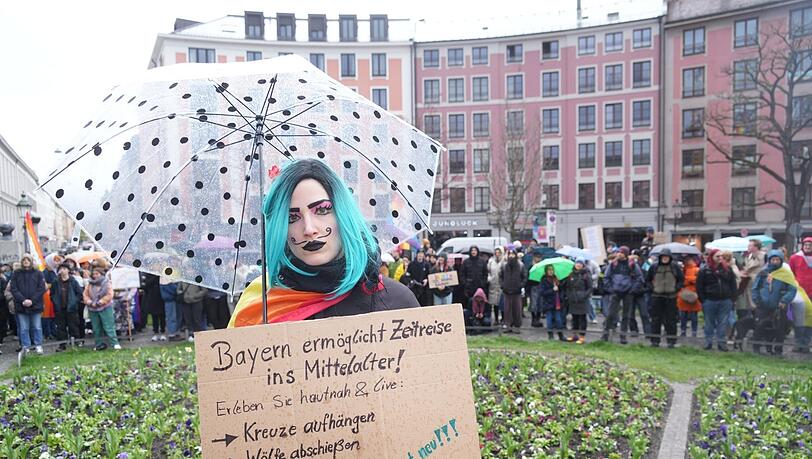 "Zeitreise ins Mittelalter" kritisiert Drag Fluxsane. "Zeitreise ins Mittelalter" kritisiert Drag Fluxsane.