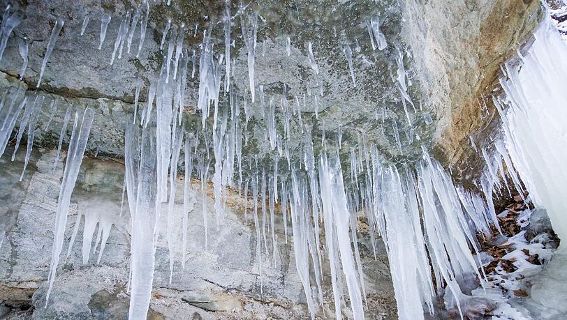 Ein herabfallender Eiszapfen trifft in Oberbayern einen Jungen. (Symbolbild)