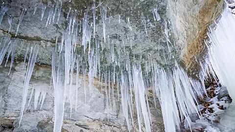 Ein herabfallender Eiszapfen trifft in Oberbayern einen Jungen. (Symbolbild)