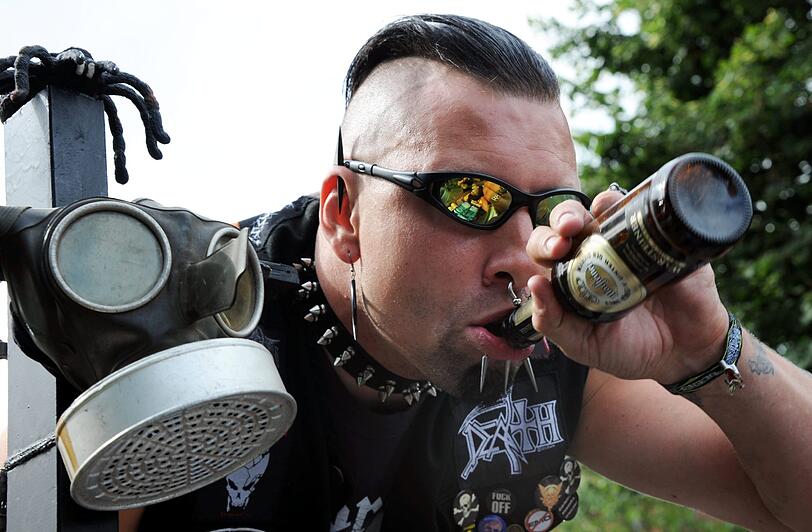 ...genehmigen sich auf dem Weg gern schon mal das eine oder andere Bier. Zum Wacken Open-Air gibt es übrigens auch...