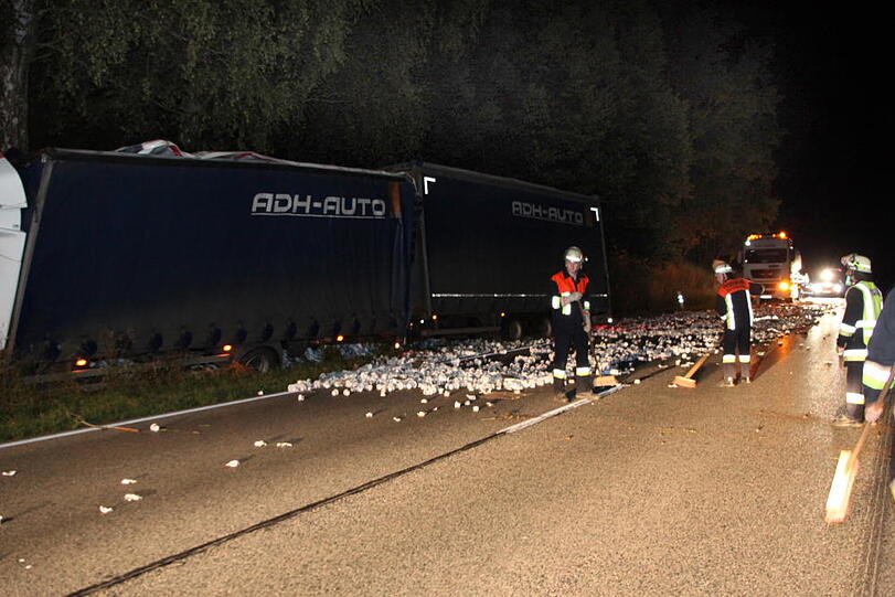 Vorsicht Joghurtbecher! Etwa vier Stunden war die B12 Richtung München gesperrt, weil ein Lkw nach einem Unfall seine Ladung verloren hat.