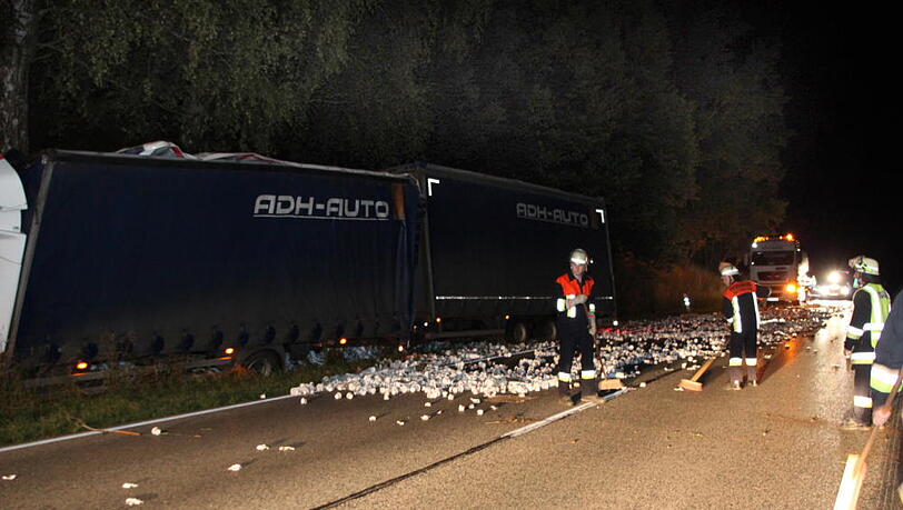 Vorsicht Joghurtbecher! Etwa vier Stunden war die B12 Richtung München gesperrt, weil ein Lkw nach einem Unfall seine Ladung verloren hat. Vorsicht Joghurtbecher! Etwa vier Stunden war die B12 Richtung München gesperrt, weil ein Lkw nach einem Unfall seine Ladung verloren hat.