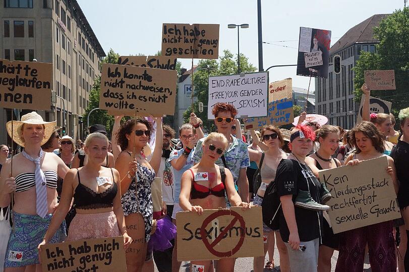 Am Samstag gingen beim "Slutwalk" hunderte Menschen auf die Straße. Er richtet sich gegen sexuelle Gewalt. Die Bilder!