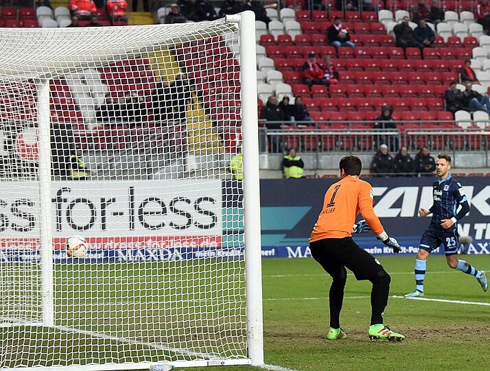 GARY KAGELMACHER: NOTE 2. Wackelte unter dem Lauterer Dauerdruck zu Beginn, später verbessert. Seine Riesen-Rettungstat auf der Linie sicherte den ersten Auswärtssieg der Saison.