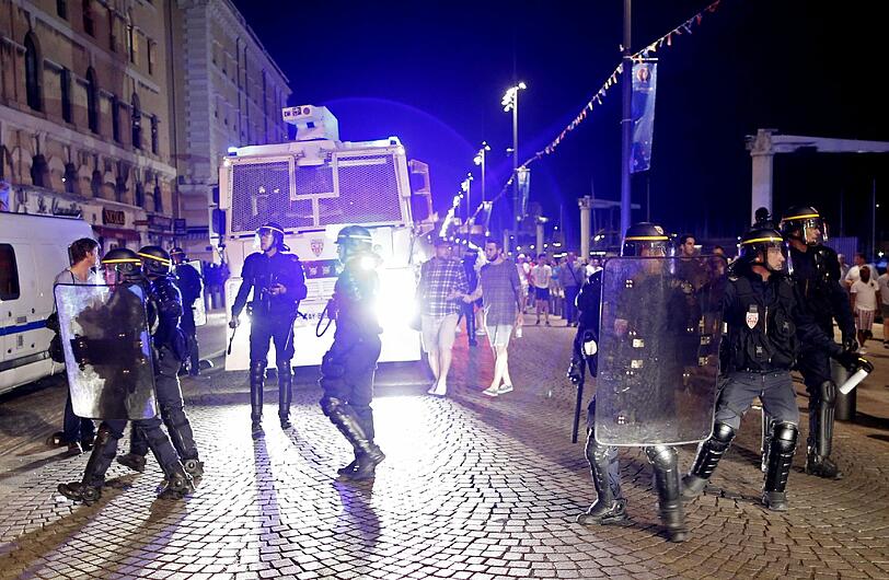 Nach dem EM-Spiel der Russen gegen England kommt es zu heftigen Ausschreitungen. Die schockierenden Bilder aus Marseille.