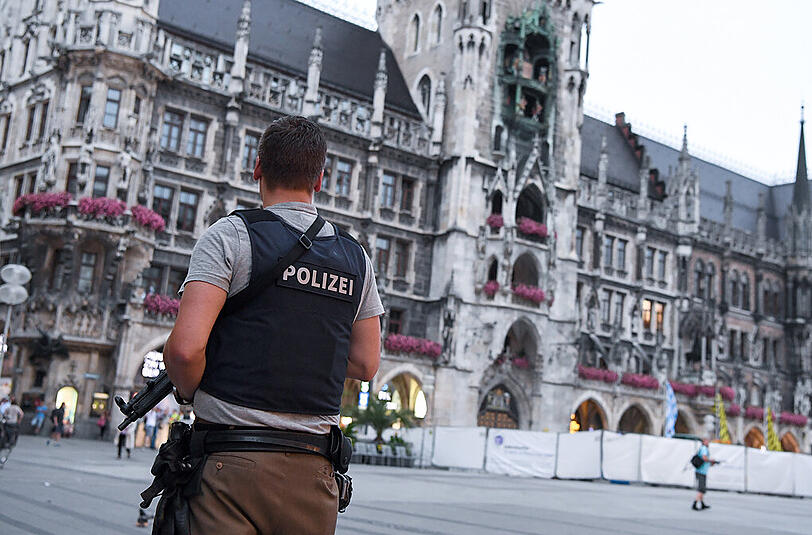 Der Marienplatz in München am Freitagabend: ein Polizist bewacht den fast leeren Platz im Herzen Münchens.