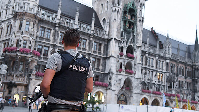 Der Marienplatz in München am Freitagabend: ein Polizist bewacht den fast leeren Platz im Herzen Münchens.