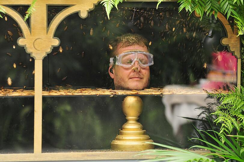Jens Büchner lässt die Prüfung tapfer über sich ergehen