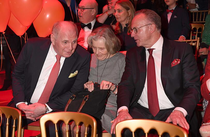 Uli Hoeneß mit seiner Frau Susi und Karl-Heinz Rummenigge.
