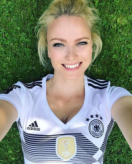 Topmodel Franziska Knuppe im WM-Trikot