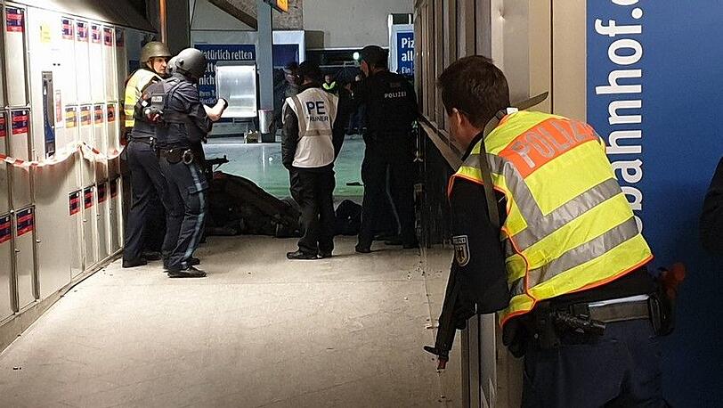 Schusswaffen und schwere Ausrüstung in der Schalterhalle: Die Bilder der gemeinsamen Übung von Bundes- und Landespolizei am  Münchner Hauptbahnhof.