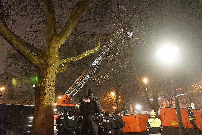 Das Lager der Flüchtlinge am Sendlinger Tor Platz wird von Einsatzkräften geräumt - die Bilder!