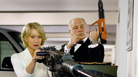 "R.E.D. - Älter, härter, besser": Die pensionierten CIA-Agenten Victoria (Helen Mirren) und Marvin Boggs (John Malkovich) laufen wieder zu neuer Hochform auf, nachdem ihr ehemaliger Kollege Besuch von einem Killerkommando hatte.