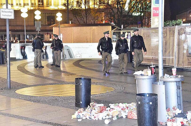 Die Polizei sperrte den gesamten Stachus inklusive des Untergeschosses großräumig ab.