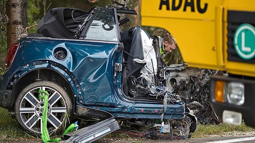 Der Fahrer des Mini starb noch an der Unfallstelle.