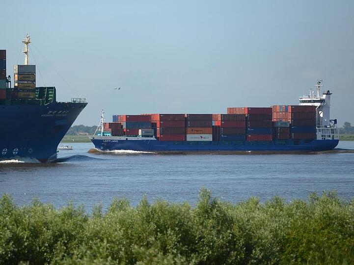 Künftig können große Containerschiffe die Elbe mit einem zusätzlichen Meter Tiefgang befahren und dann rund 1300 Standardcontainer mehr zum Hamburger Hafen transportieren.