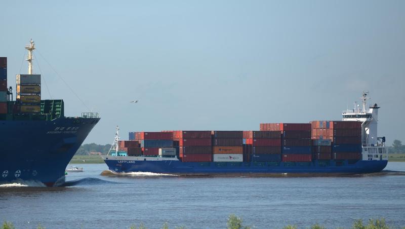 Künftig können große Containerschiffe die Elbe mit einem zusätzlichen Meter Tiefgang befahren und dann rund 1300 Standardcontainer mehr zum Hamburger Hafen transportieren. Künftig können große Containerschiffe die Elbe mit einem zusätzlichen Meter Tiefgang befahren und dann rund 1300 Standardcontainer mehr zum Hamburger Hafen transportieren.