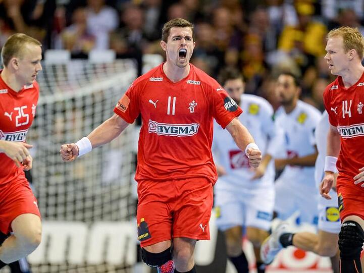 Dänemarks Rasmus Lauge (M) feiert einen Treffer mit Morten Toft Olsen (l) und Anders Zachariassen.