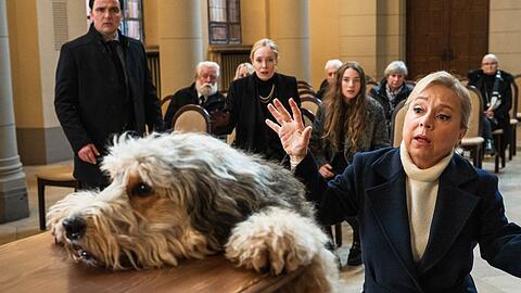 "Einspruch, Schatz! - Hundeliebe": Eva Schatz (ChrisTine Urspruch, r.) und die Familie der Verstorbenen beobachten Hund B&auml;rbel.