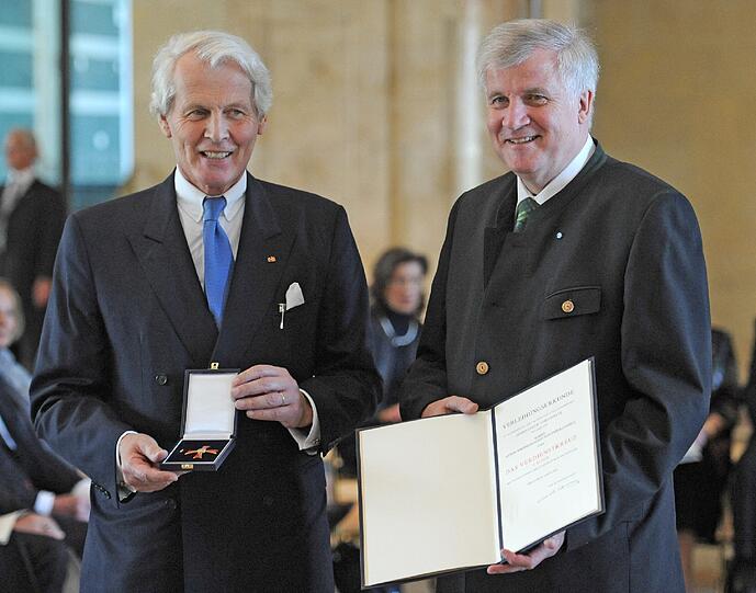 2010: Ministerpräsident Horst Seehofer überreicht Anton Wolfgang Graf von Faber-Castell das Bundesverdienstkreuz
