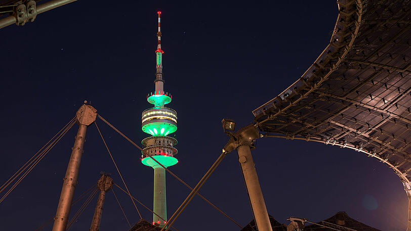 2016 leuchtete der Olympiaturm anlässlich des St. Patricks Day grün.