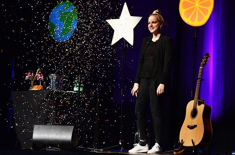 Konfetti, Stern, Grapefruit-Sonne &ndash; mittendrin: Julia Engelmann, die mit Poesie und Musik den Circus Krone füllt.