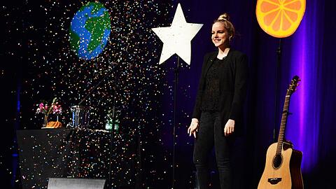 Konfetti, Stern, Grapefruit-Sonne &ndash; mittendrin: Julia Engelmann, die mit Poesie und Musik den Circus Krone füllt.