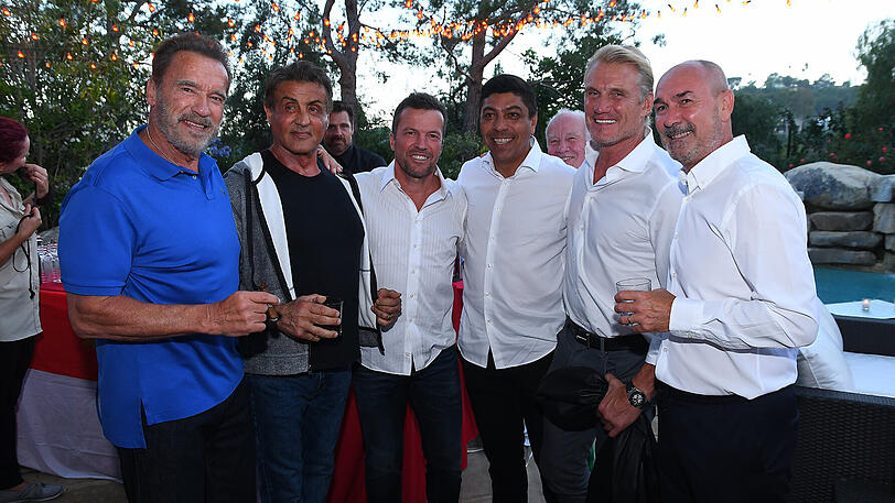 Bei der Grillparty des FC Bayern in Los Angeles trafen ehemalige Fußballstars und Immer-noch-Actionhelden aufeinander: Arnold Schwarzenegger, Sylvester Stallone, Lothar Matthäus, Giovane Elber, Dolph Lundgren und Bayerns Fanbauftragter Raimond Aumann (v.li.). Klicken Sie sich durch die Fotos des exklusiven Events.