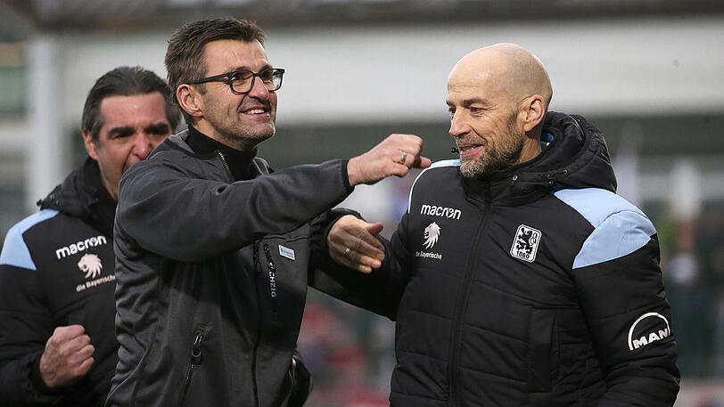Löwen-Trainer Michael Köllner jubelt mit dem sportlichen Leiter Günther Gorenzel.
