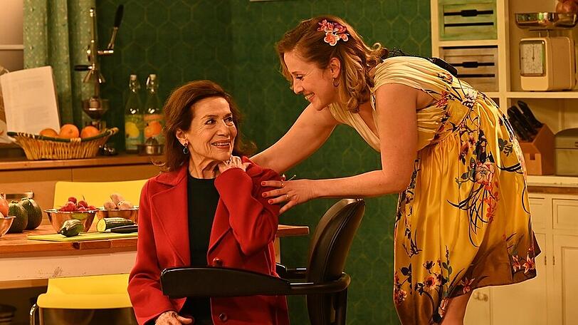 "Lang lebe die Königin": Rose Just (Hannelore Elsner) muss spontan in einer Werbesendung ihrer Tochter Nina (Marlene Morreis) als Überraschungsgast mitmachen.