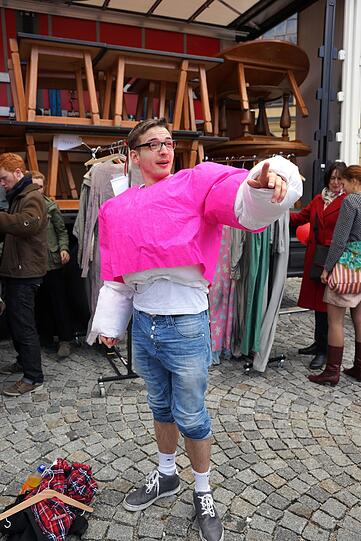 Benjamin C. (23), Auszubildender: &bdquo;Mein Kumpel hat mir für 5 Euro dieses rosa Teil gekauft - die Strümpfe gab&rsquo;s gratis dazu. Ich kann mir vorstellen, in dem Outfit zu Partys zu gehen, zum Beispiel in den Harry Klein Club. Es wärmt, ist gefüttert und verweiblicht etwas durch die Form des Vorbaus. Ich finde, das Kostüm könnte auch einen Sumoringer darstellen. Passend dazu habe ich noch aufblasbare Hanteln zuhause.&ldquo;