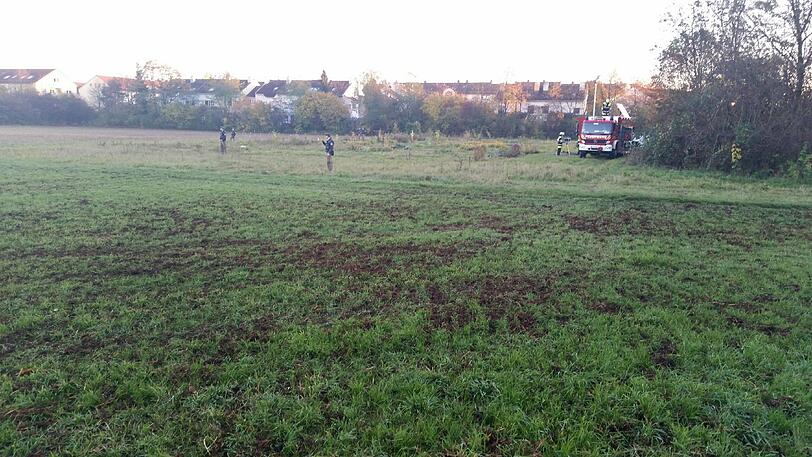 In einem brachliegenden Garten in Lochhausen wurde am Montagnachmittag eine Leiche entdeckt. Offenbar wurde sie in einen einsturzgefährdeten Keller abgeseilt.