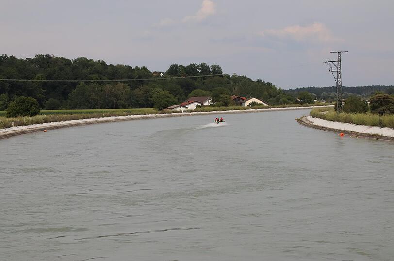 Durch den vielen Niederschlag der letzten Tage steht das Wasser im Innkanal hoch.
